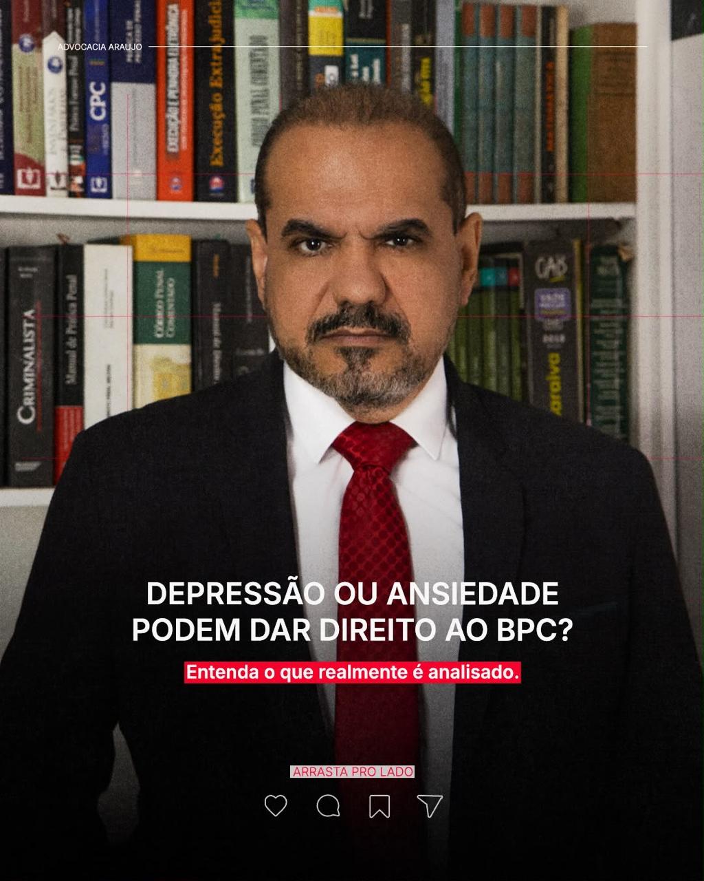 Fábio Araújo de terno e gravata vermelha, em frente a uma estante de livros, em uma arte sobre BPC