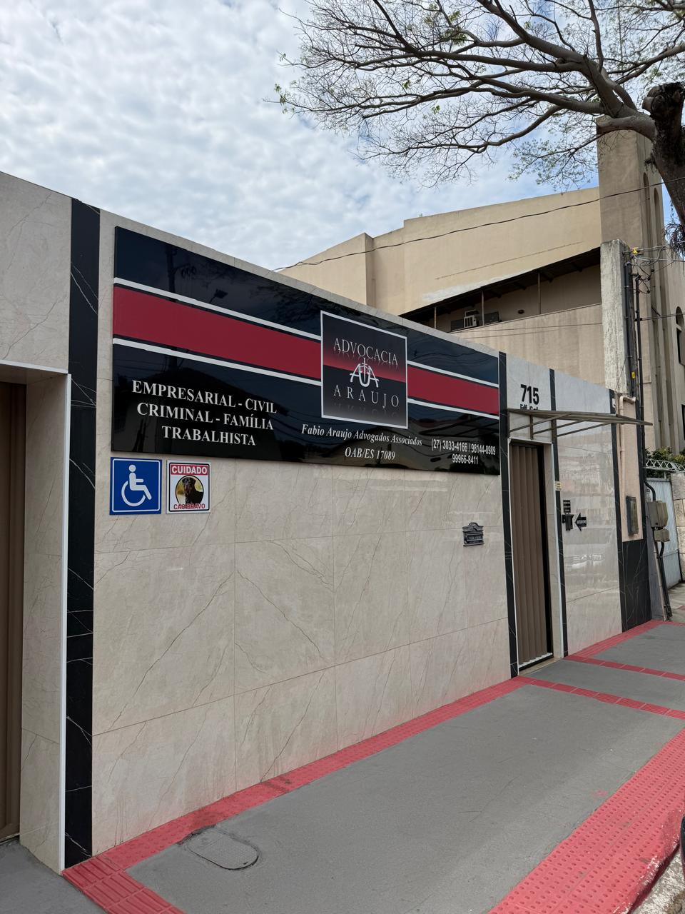 Fachada do escritório com placa da Advocacia Araújo